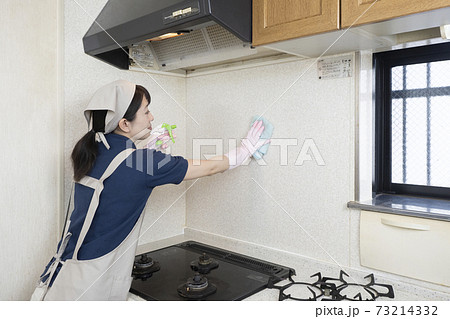 ガスレンジの周りの清掃をするハウスクリーニングの女性作業員 ガスレンジの周りの清掃をするハウスクリーニングの女性作業員 73214332