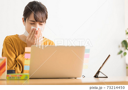 花粉症で鼻水が止まらない若い女性 花粉症で鼻水が止まらない若い女性 73214450