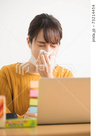 花粉症で鼻水が止まらない若い女性 花粉症で鼻水が止まらない若い女性 73214454