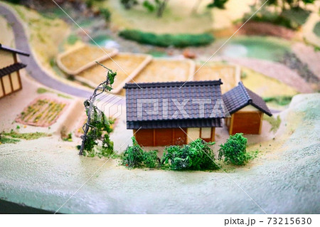 ジオラマ風景〈１/３２〉 田舎ジオラマの建物 1 32 ミゼットが懐かしい昭和の風景ジオラマ 公式通販