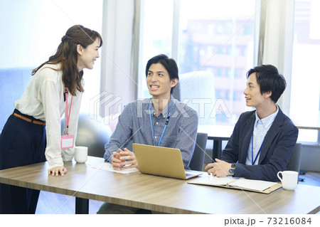 若いビジネスパーソン ミーティング 会議 フリーアドレスの写真素材