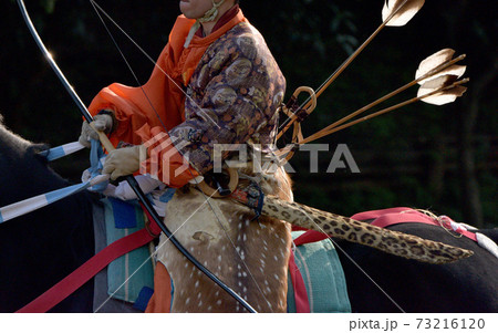 流鏑馬で的に向かって矢を射る準備をする射手 流鏑馬で的に向かって矢を射る準備をする射手 73216120