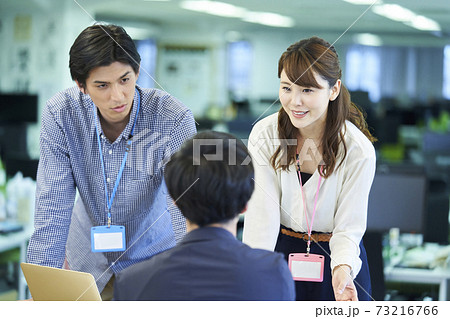 若いビジネスパーソン ミーティング 会議 フリーアドレスの写真素材