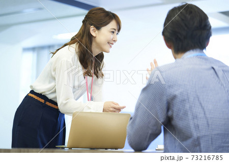 若いビジネスパーソン ミーティング 会議 フリーアドレスの写真素材