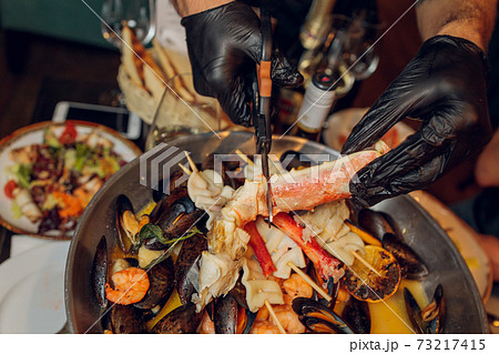 Hand of chef cleaning and preparing fresh raw Giant Mud Crab, serrated mud crabs Scylla serrata ready for the Cook. Hand of chef cleaning and preparing fresh raw Giant Mud Crab, serrated mud crabs Scylla serrata ready for the Cook. 73217415