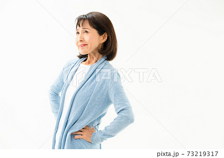 シニア女性 腰痛 シニア女性 腰痛 73219317