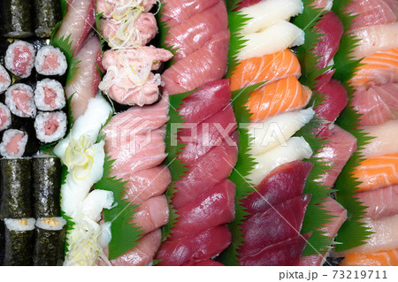 おいしそうにぎっしり並ぶたくさんのお寿司 73219711