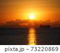 三河湾に昇る朝日 73220869