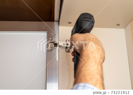 Adjusting a hinge 73221912