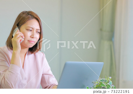 電話しながらふくれっ面の女性 電話しながらふくれっ面の女性 73222191