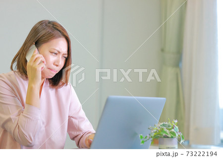 口を結び顔をしかめる女性 口を結び顔をしかめる女性 73222194