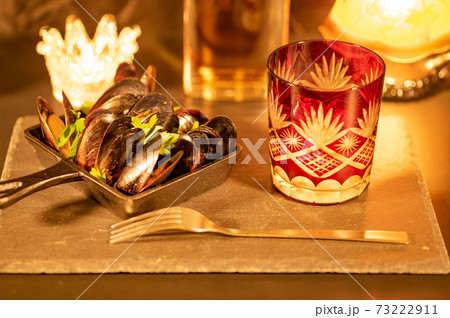 夜の晩酌ムール貝とウイスキーロック 夜の晩酌ムール貝とウイスキーロック 73222911