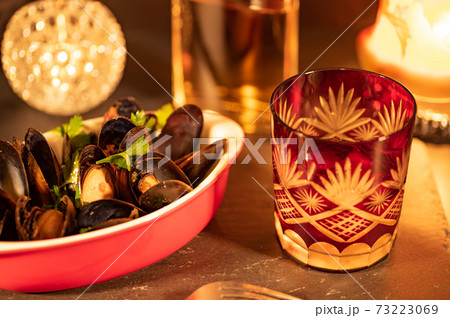 夜の晩酌ムール貝とウイスキーロックの写真素材