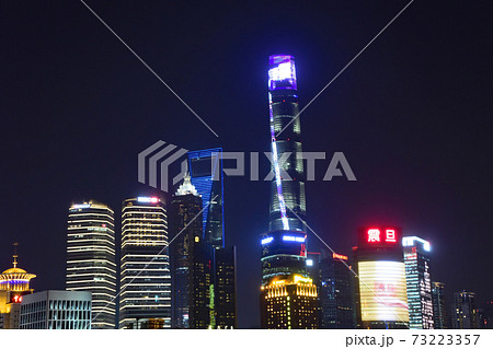 上海 プードン・ルージャーズイ(浦東・陸家嘴)の夜景 外灘(がいたん)から望む 上海 プードン・ルージャーズイ(浦東・陸家嘴)の夜景 外灘(がいたん)から望む 73223357
