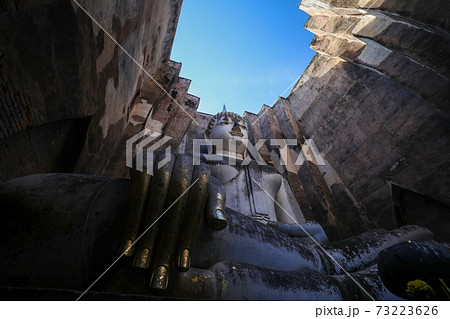 タイ国スコータイの寺院ワット・シー・チュムの大仏 タイ国スコータイの寺院ワット・シー・チュムの大仏 73223626