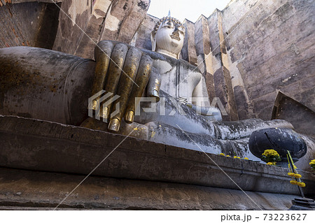 タイ国スコータイの寺院ワット・シー・チュムの大仏 73223627