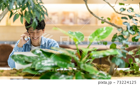 ビジネス　男性　カフェ　スマートフォン 73224125