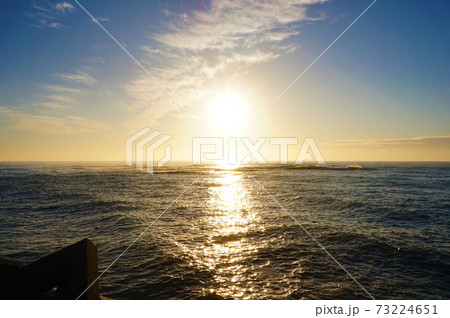 朝日　太陽　日の出　水平線　消波ブロック　中空三角ブロック　海面　海原　久慈漁港　釣り　海釣り　魚　 73224651