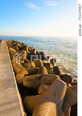 防波堤 消波ブロック テトラポッド 海原 海面 空 久慈漁港 海釣りの写真素材
