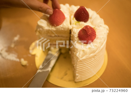 ホールケーキを切り分ける 73224960
