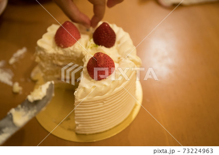 ホールケーキを切り分ける 73224963