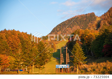 夕日に映える 丸沼高原 晩秋の紅葉 高原の秋風景 の写真素材