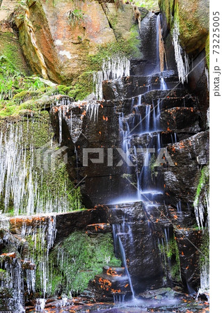 奈良の青葉の滝のツララ 73225005