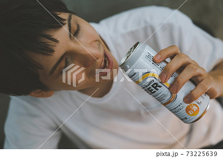 缶ビールを飲む若者の写真素材