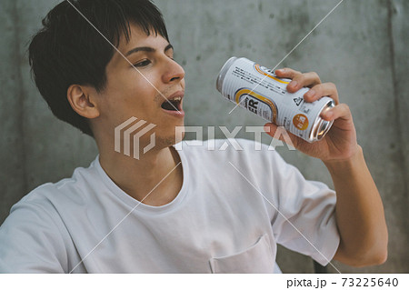 缶ビールを飲む若者 73225640