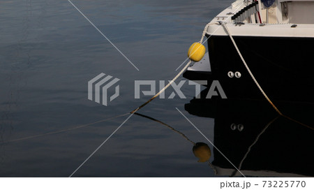 ヨットハーバーのバースに停泊している小型ヨット 73225770