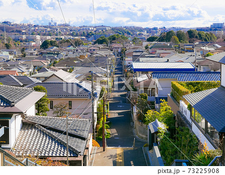 丘の上から眺める住宅街 73225908