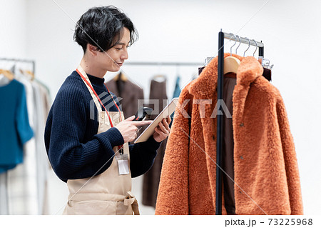在庫管理をする男性 在庫管理をする男性 73225968