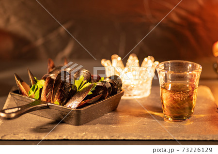 夜のおつまみムール貝とウイスキーストレート 73226129