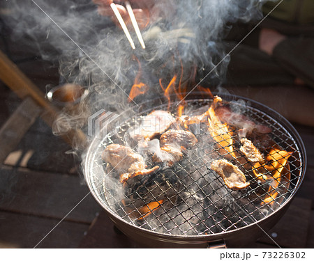 バーベキューを楽しむ 73226302