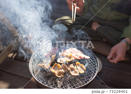 バーベキューを楽しむ男性 73226401