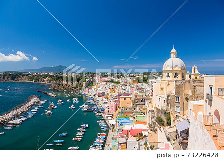 イタリア　プローチダのコッリチェッラ海岸 73226428