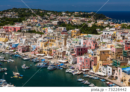 イタリア　プローチダ　テッラ ムラータ地区の展望台からのコッリチェッラ海岸 73226442