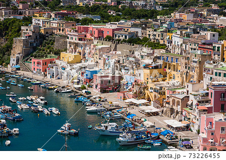 イタリア　プローチダのコッリチェッラ海岸 73226455