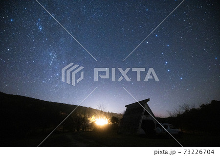 ふたご座流星群 ふたご座流星群と北極星とカシオペア座と北斗七星の写真素材