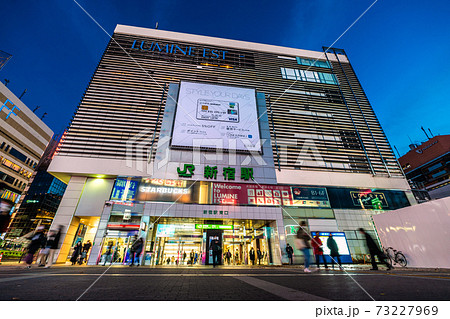 日本の東京都市景観 JR新宿駅(東口)などを望む(夜景)=1月7日 日本の東京都市景観 JR新宿駅(東口)などを望む(夜景)=1月7日 73227969