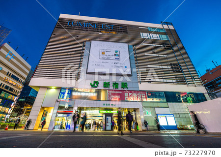 日本の東京都市景観　JR新宿駅（東口）などを望む（夜景）＝1月7日 73227970