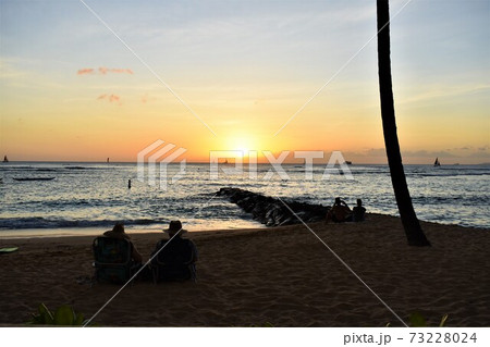ハワイ カイマナビーチ付近からの夕日 ハワイ カイマナビーチ付近からの夕日 73228024