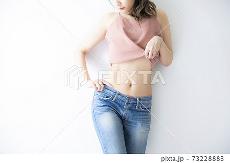 お腹　ウエスト　くびれ　 73228883