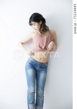 お腹　ウエスト　くびれ　 73228885