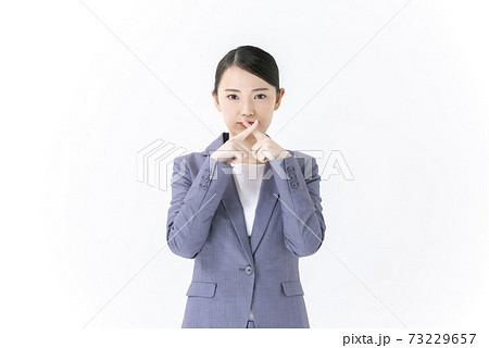 口を塞ぐ若い女性 ビジネスウーマン 口を塞ぐ若い女性 ビジネスウーマン 73229657