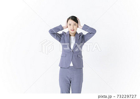 耳を塞ぐ若い女性　ビジネスウーマン 73229727