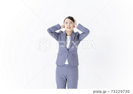 耳を塞ぐ若い女性 ビジネスウーマン 耳を塞ぐ若い女性 ビジネスウーマン 73229730