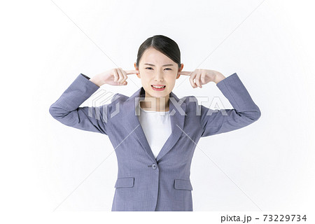 耳を塞ぐ若い女性　ビジネスウーマン 73229734