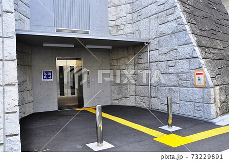 神奈川県藤沢市　神奈川県立スポーツセンターの善行駅側エレベーター 73229891