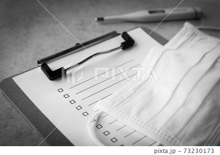 チェック用紙とマスクと体温計　健康管理とチェック表　問診票 73230173